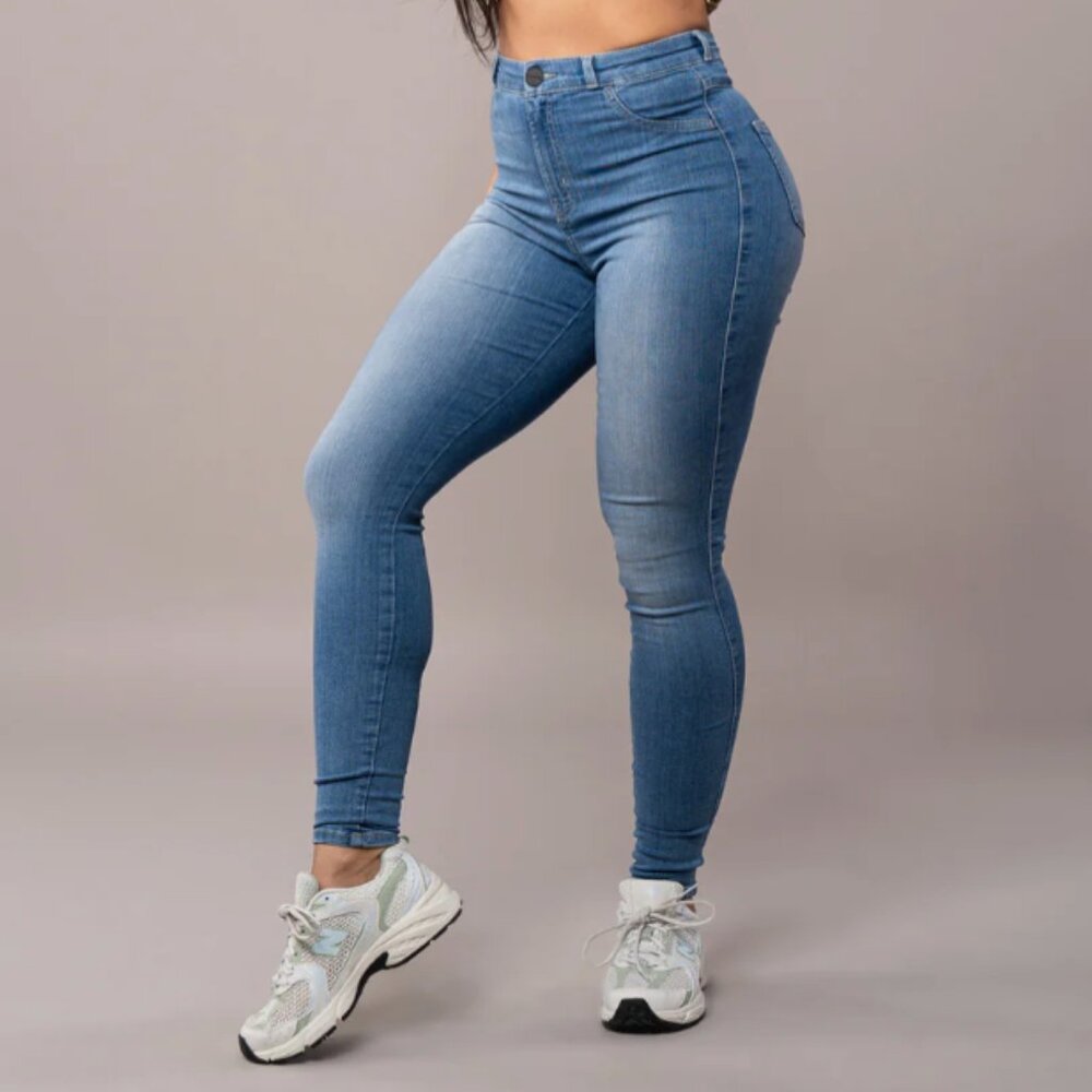 FITJEANS Contour Skinny Jeans in Arctic Light Blue, size M